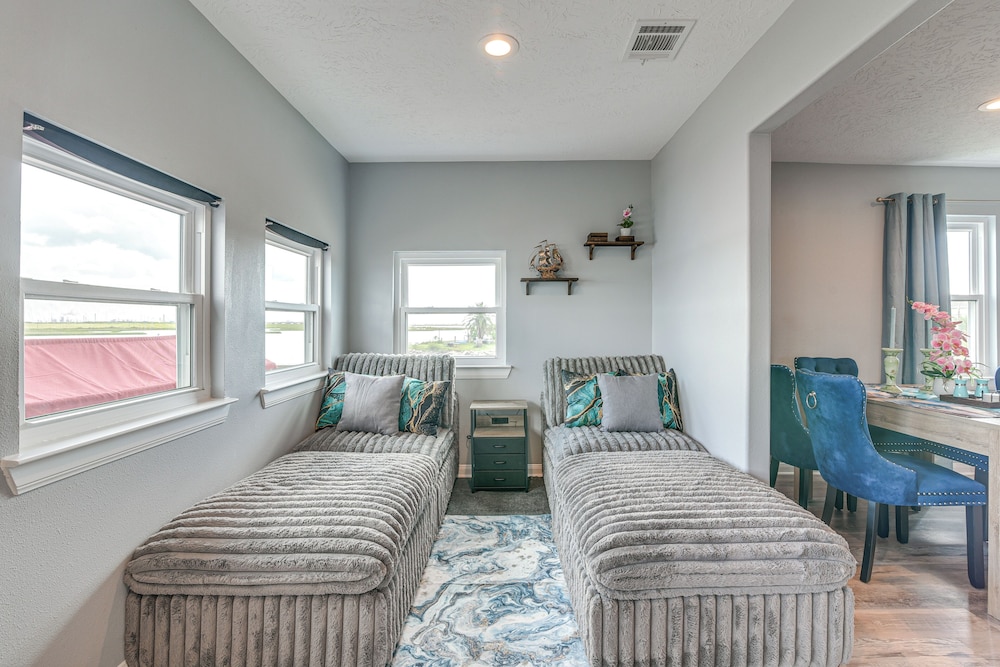 Private Home on Lagoon w/ Views in Hitchcock!