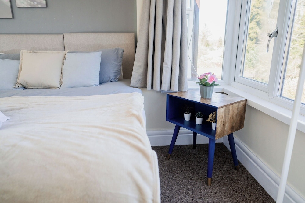 6-bed House - Sleeps 13 - Families & Contractors