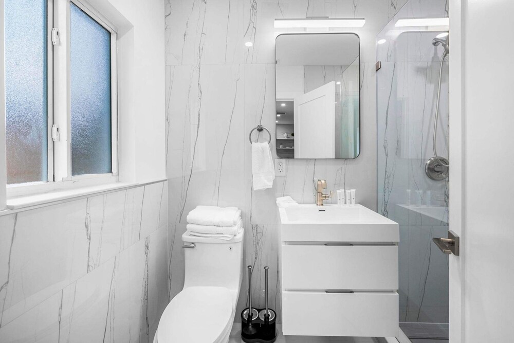 Uhost AI 4-unit Gem Mins to Las Olas Beach