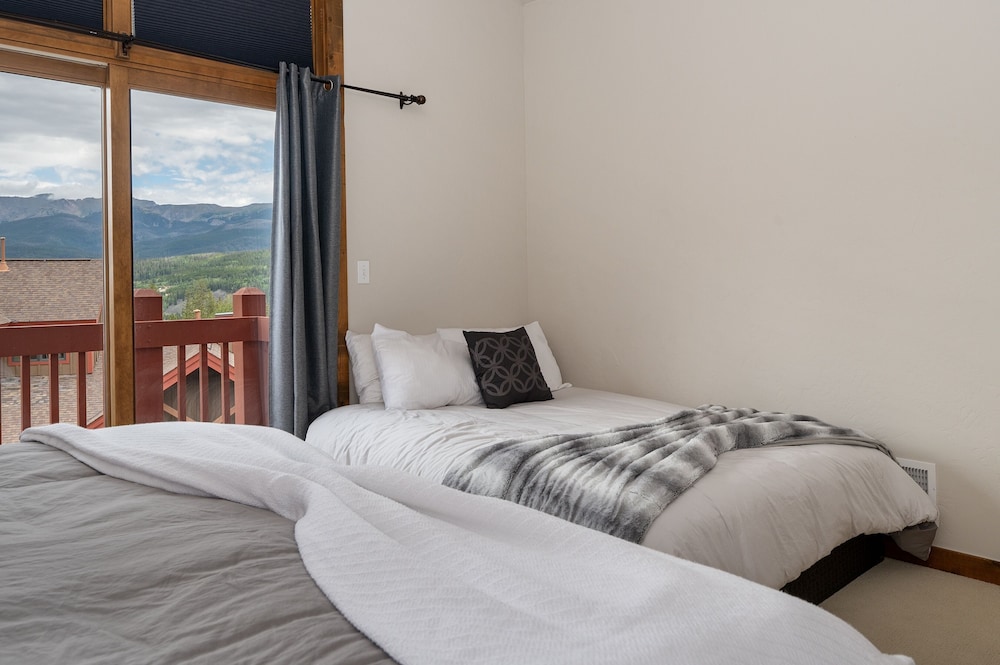 Bear Trail 3 Bedroom Townhouse by RedAwning view 5