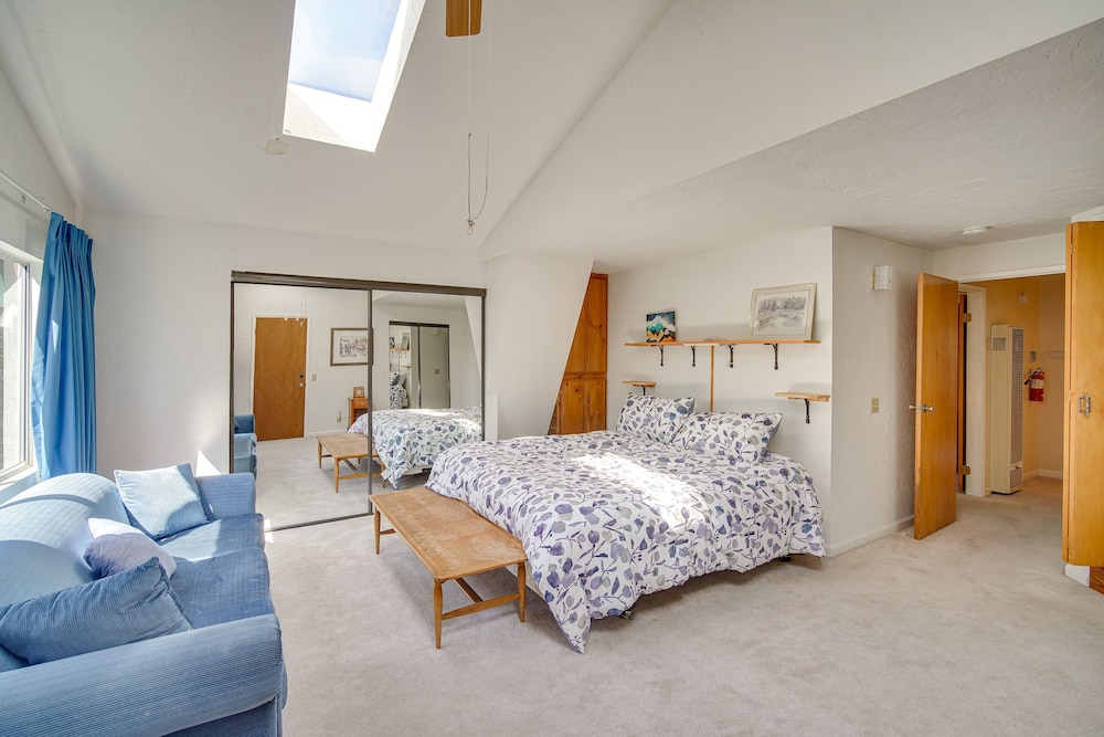 Quaint Big Bear Home w/ Hot Tub: 4 Mi to Skiing!