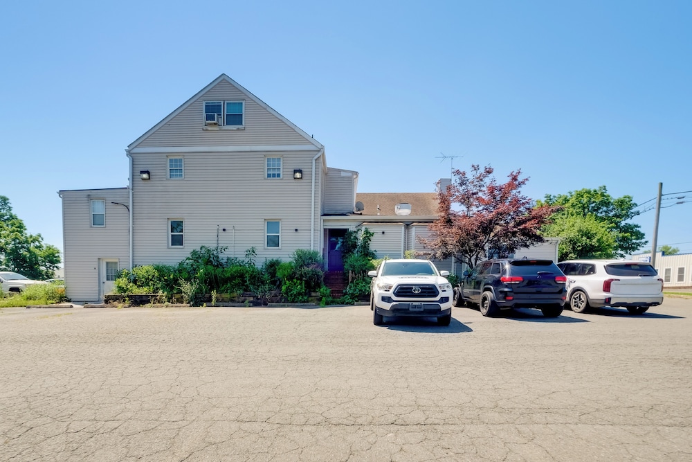 6 Mi to Historic Leesburg: Apt w/ On-site Dining