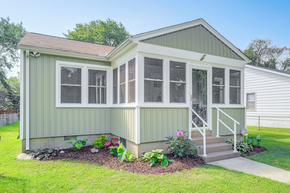 < 1 Mi to Colonial Beach: Coastal Gem w/ 2 Porches