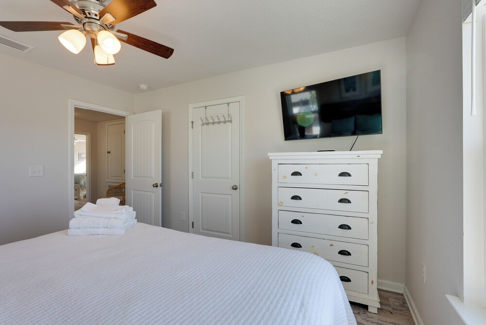 Steps to Shore: Windmark Beach Retreat w/ Balcony!