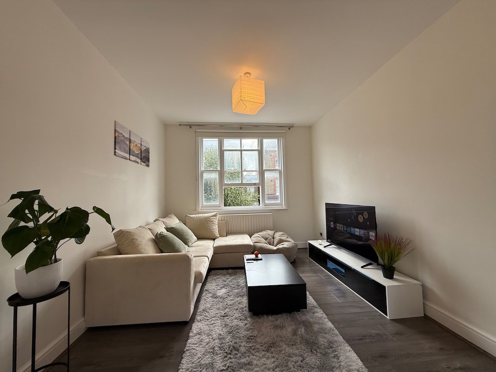 2bed Apartment-sleeps 4, Pets Ok & Balcony