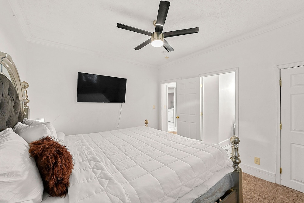 Spacious Home Near Zoo Atlanta l Sleeps 12 Includ view 5