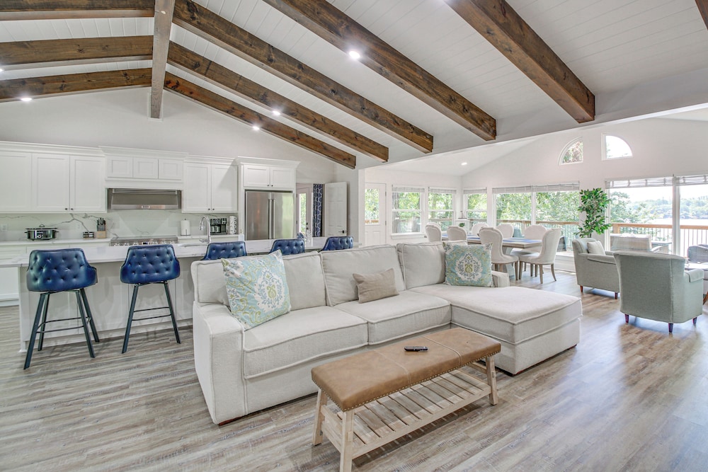 Lake Hamilton Views: Hot Springs Family Home!