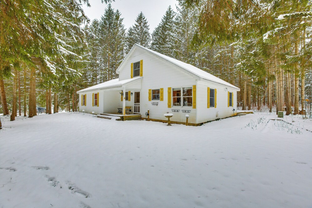< 1 Mi to Snowmobile Trails: Cozy Cadillac Retreat