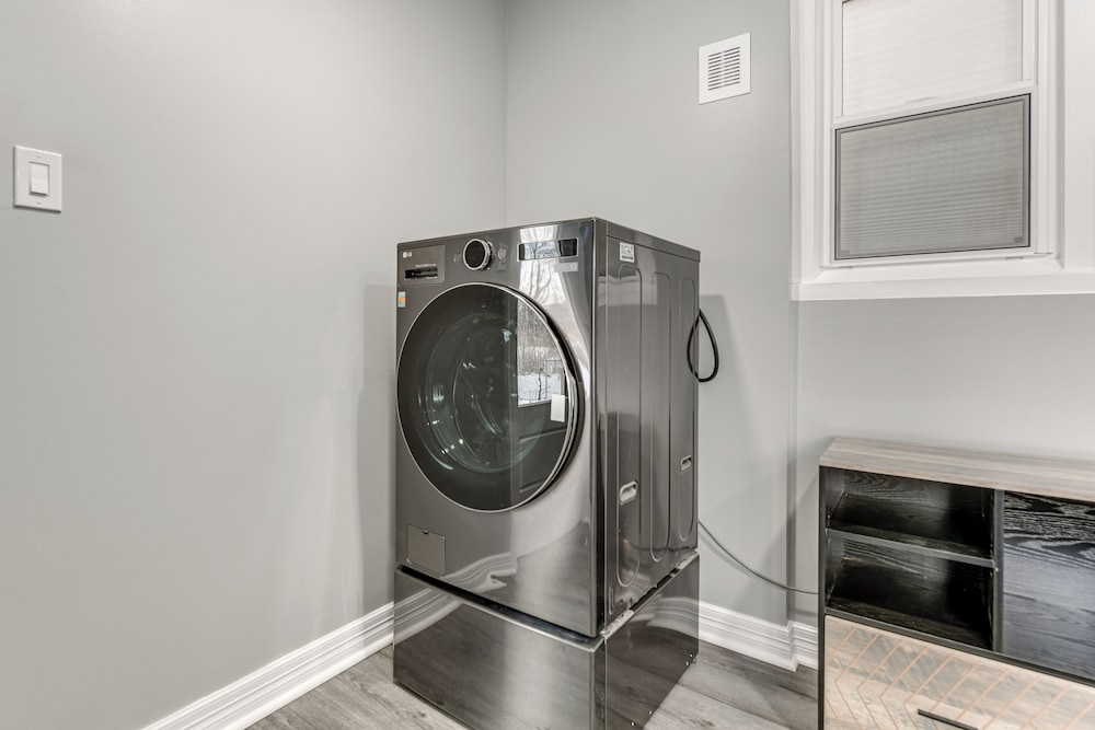 2 Mi to Airport: High-end Cheektowaga Home!