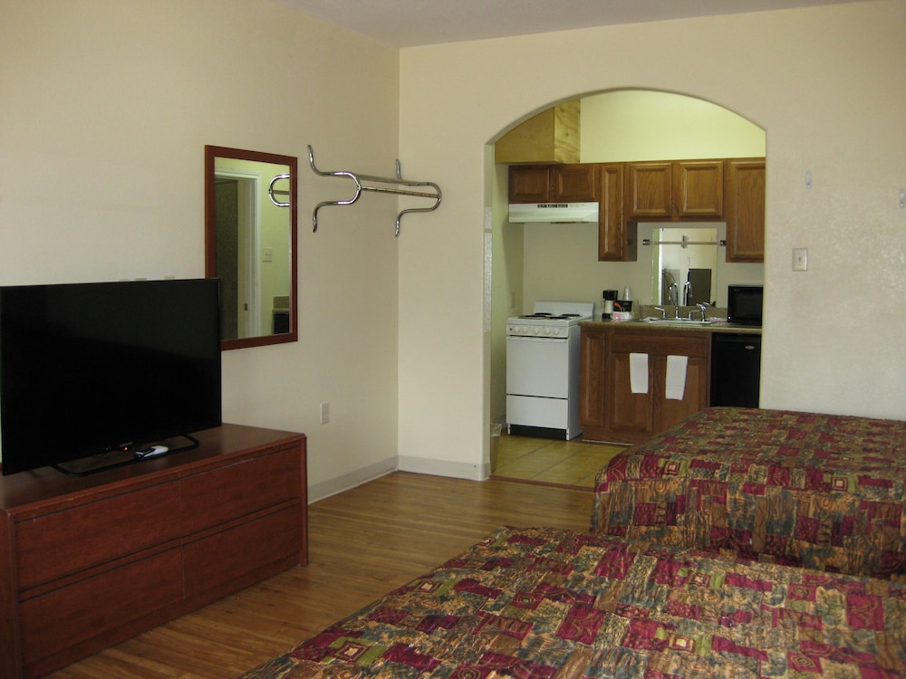 Scottish Inn and Suites