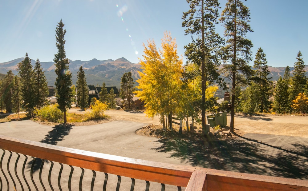 52 Clubhouse Rd Townhome with Private Hot Tub