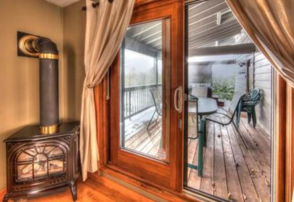 6 Bed Blue Mountain Executive Chalet with Hot Tub 157-1