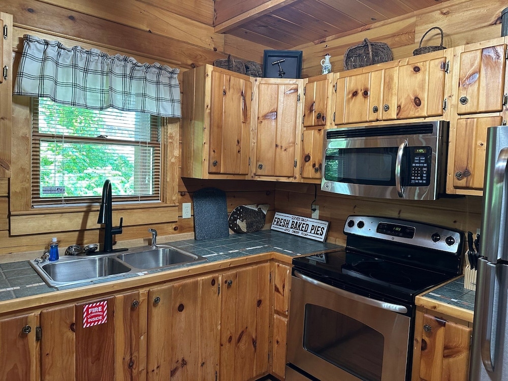 Chillin N Grillin 2 Bedroom Cabin