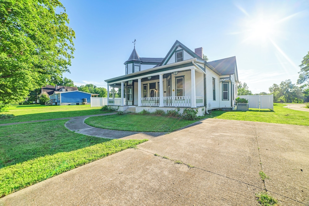 9 Mi to Kentucky Lake: Spacious Victorian Home!