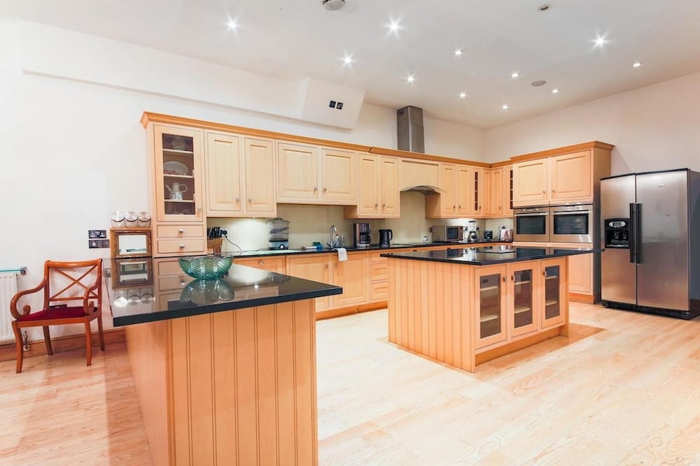 Specious Family Kensington 5-bed House, Sleeps 12