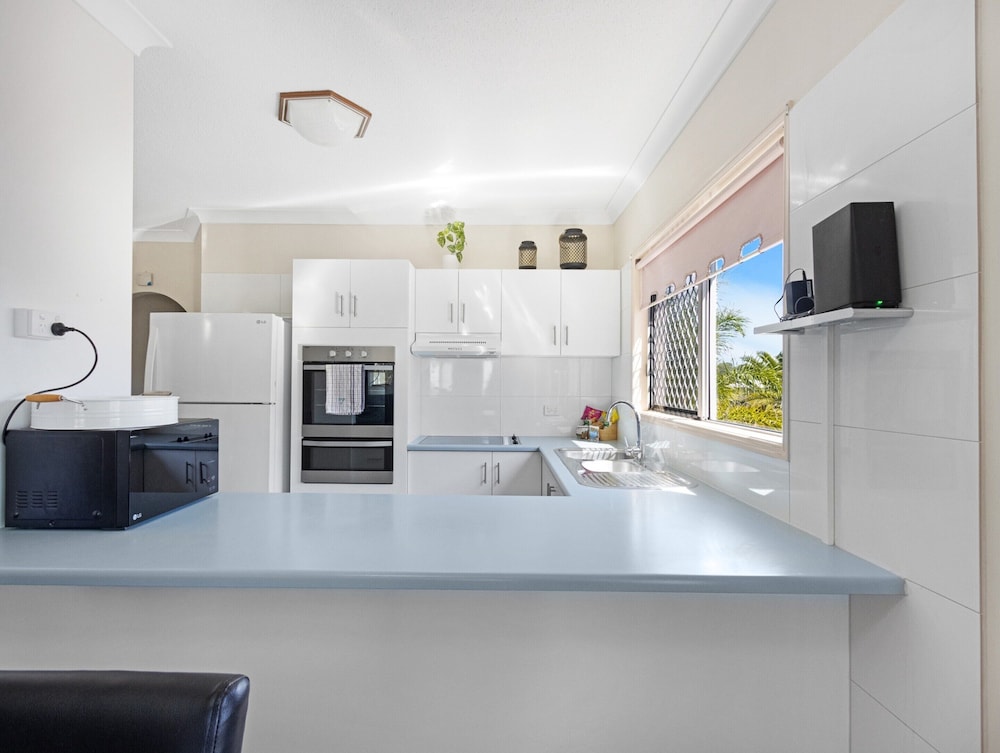 Beachside 2-bed Apartment With Secure Parking