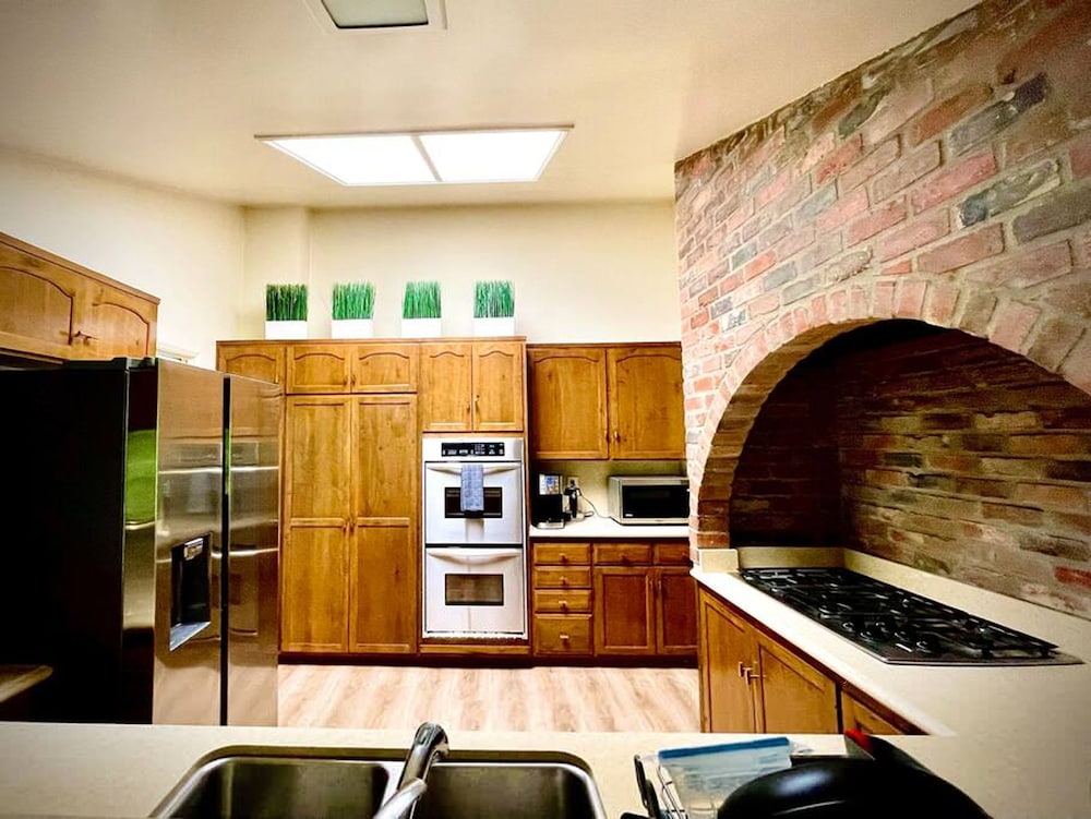 Pacific Dreams at Woodland Hills Distinguished 8 Br 6 5 BA Residence With Pool and Spa Sleeps 16