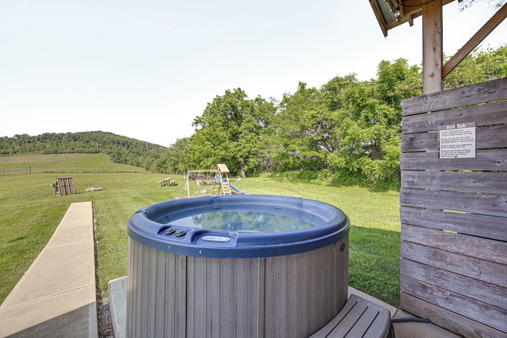 Near Dtwn Somerset: Tranquil Getaway w/ Fire Pit