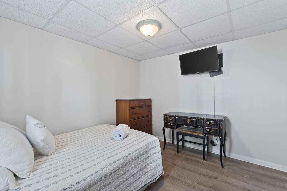 Coastal Retreat Steps From Private Beach 2 Bedroom Apts