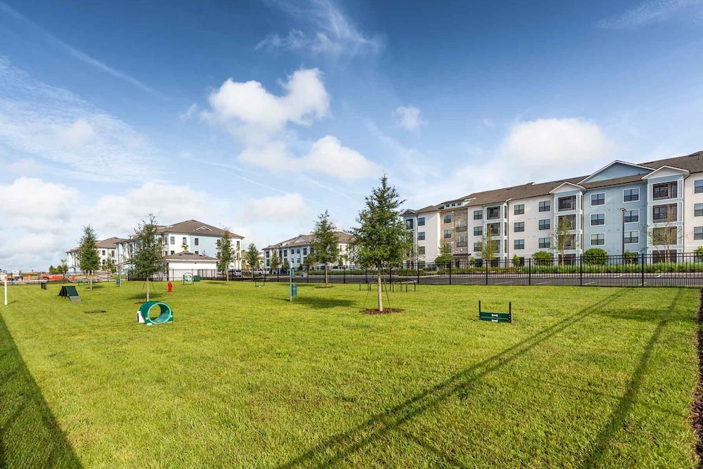 Monarch Apartments 15m to Parks, Pet Friendly, Free Parking by Heavenly Homes