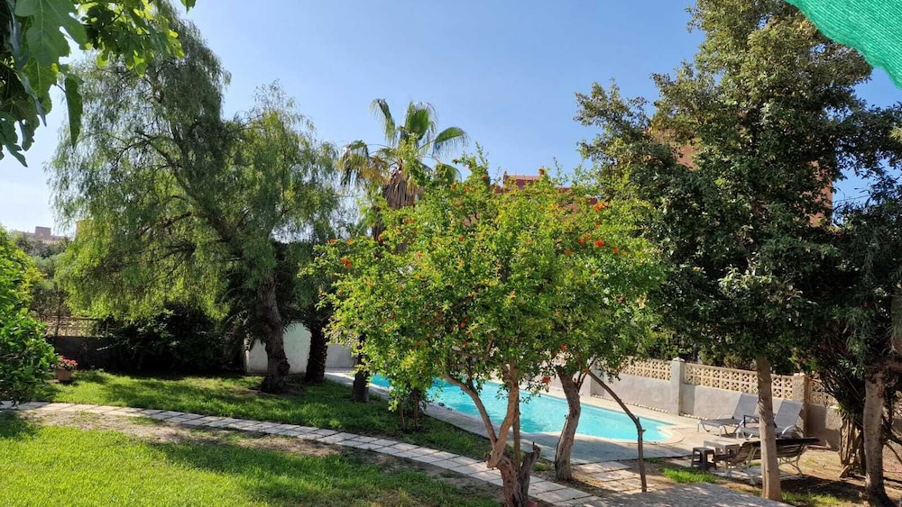 House With Exclusive Pool and Garden 7 min Walk From the Beach and the Center