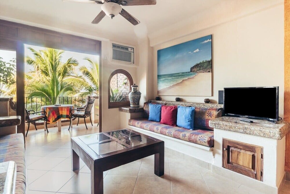 Ocean View 1Br Condo-balcony-beach-pool - 301