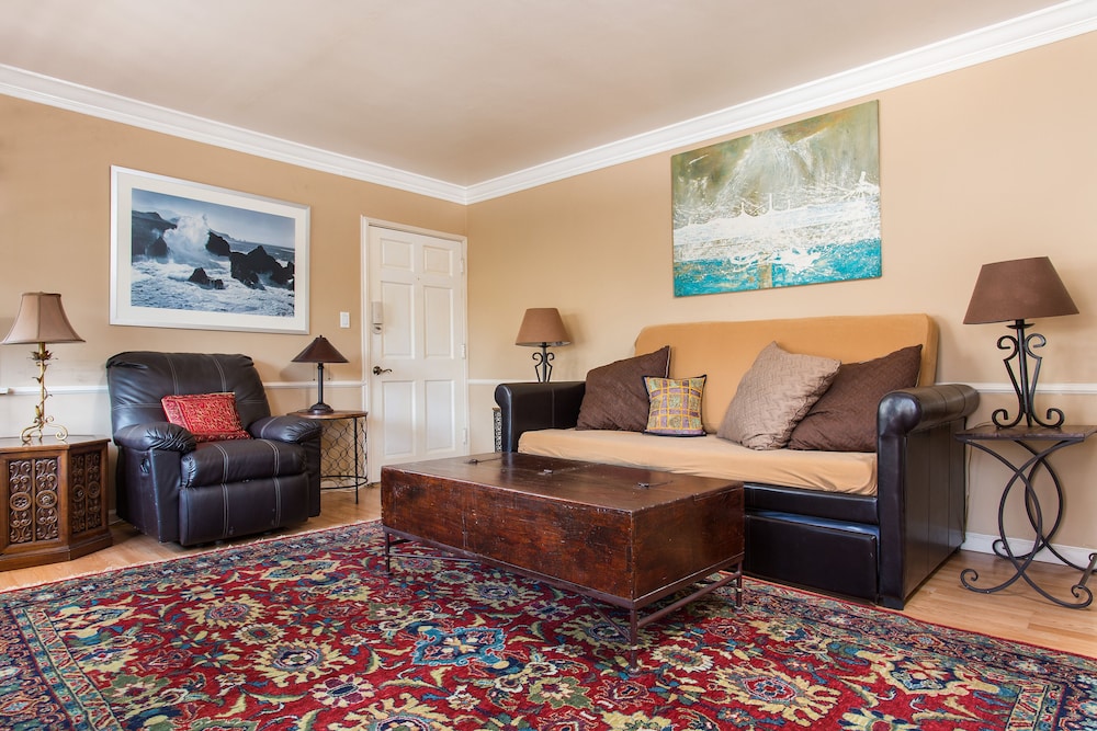 Hollywood Hills Suites
