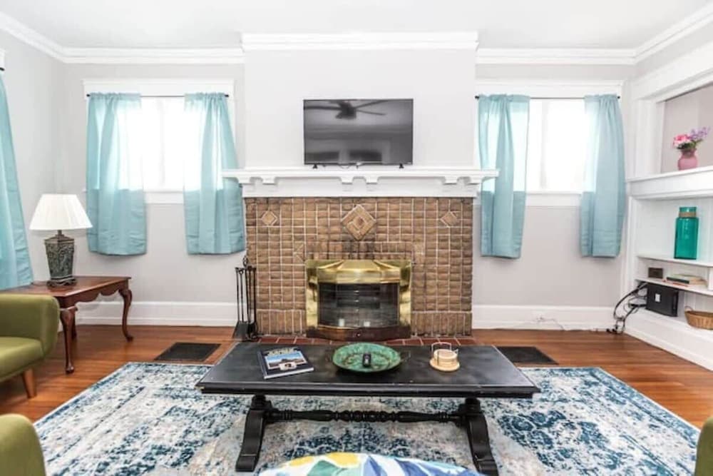 29th Street Trendy Lakeview Craftsman 8