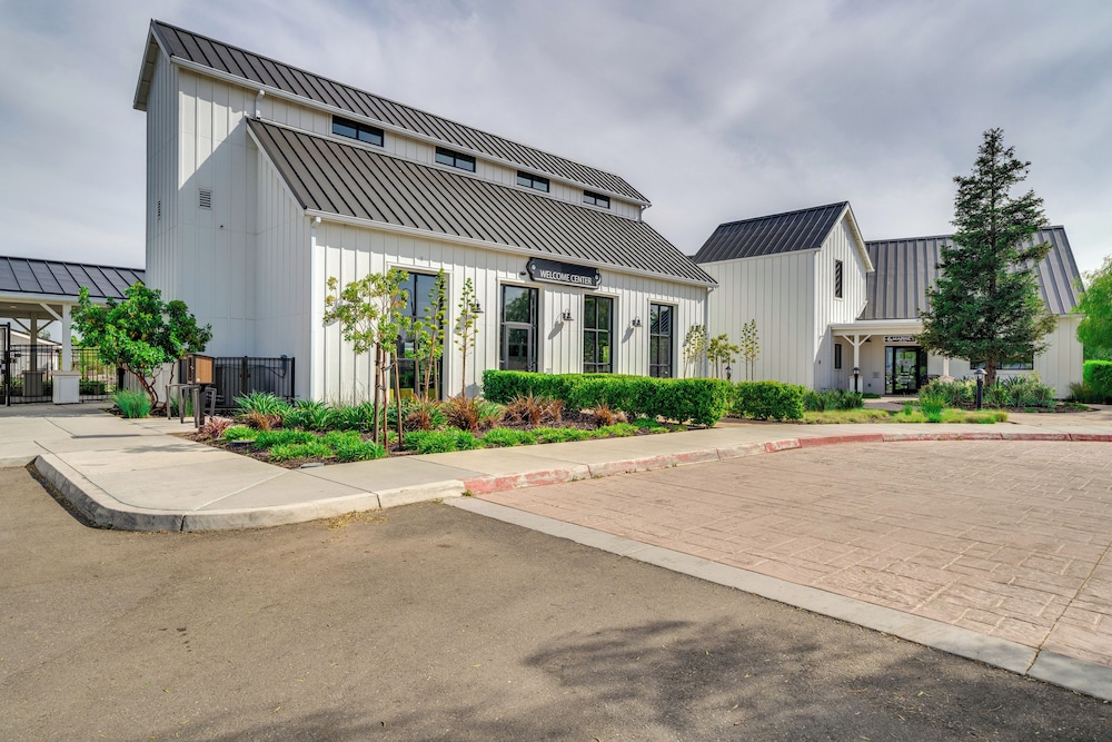 Pool Paradise: Spacious Tracy Home w/ Yard!