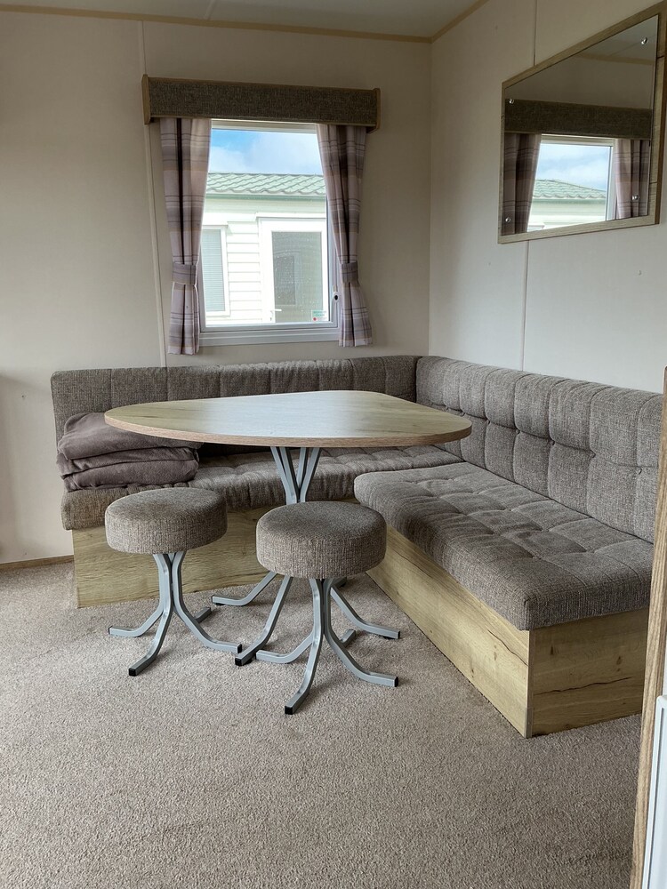 Familyfriendly-8berth-freeparkingspot-closetobeach