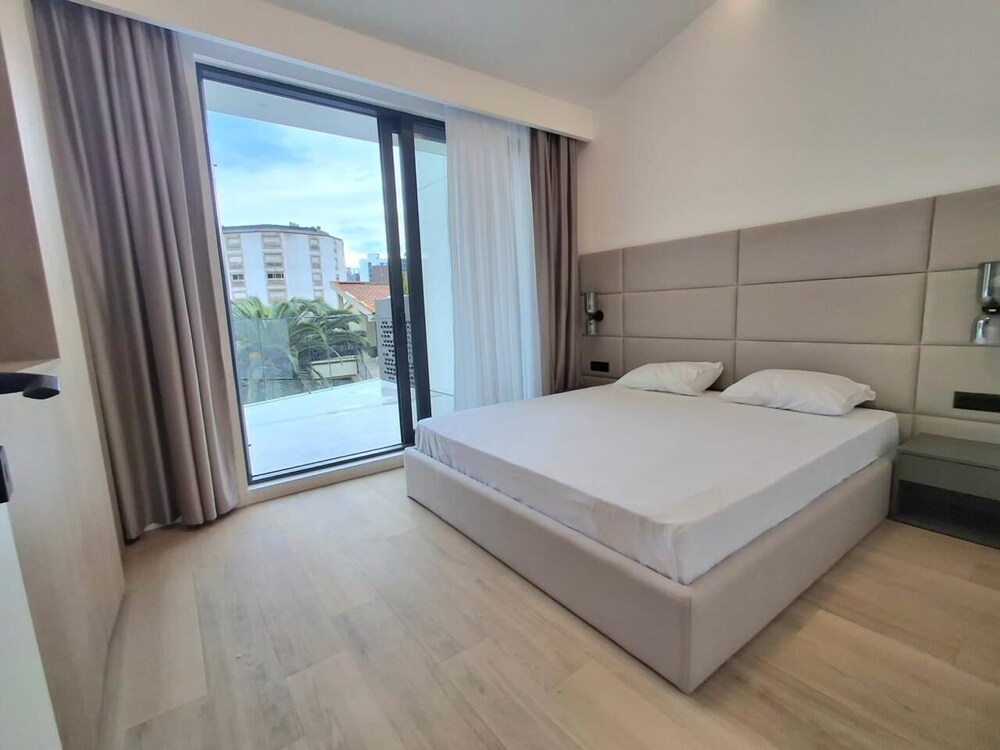 Onia Luxury Escape