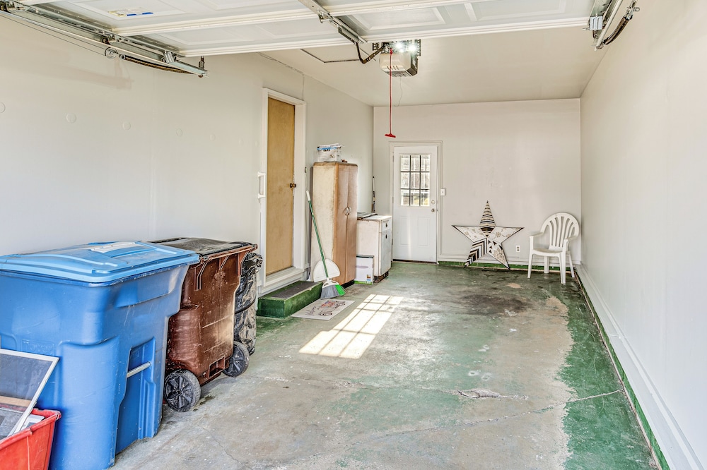 2 Mi to Downtown Logansport: Quiet Home w/ Grill
