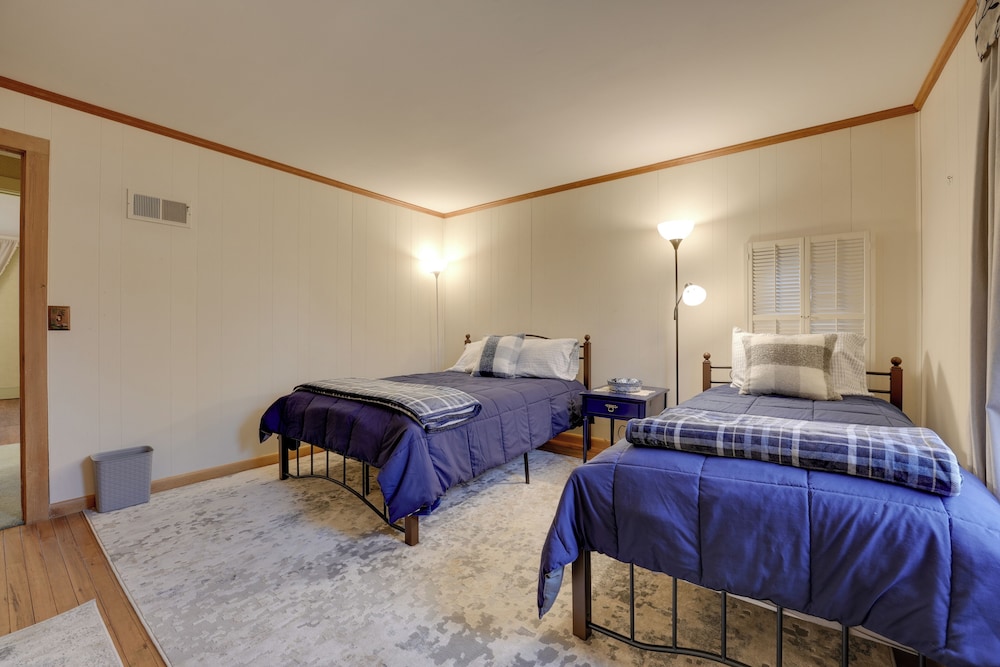 Cozy Hillsdale Home 1 Mi to Baw Beese Lake! - Property Image 28