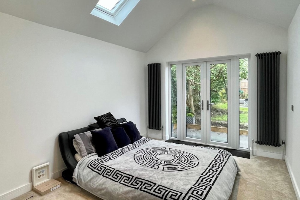 4 Bedroom House, Sleeps 8- Hot Tub, Pets, Parking