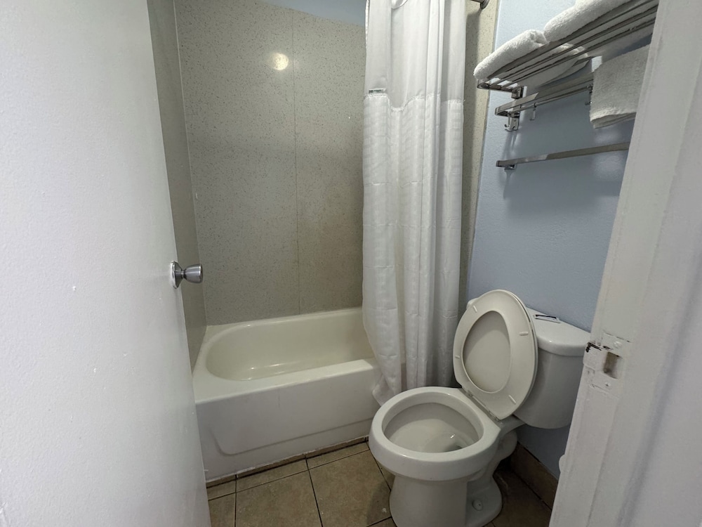 Days Inn by Wyndham Charlotte University 2