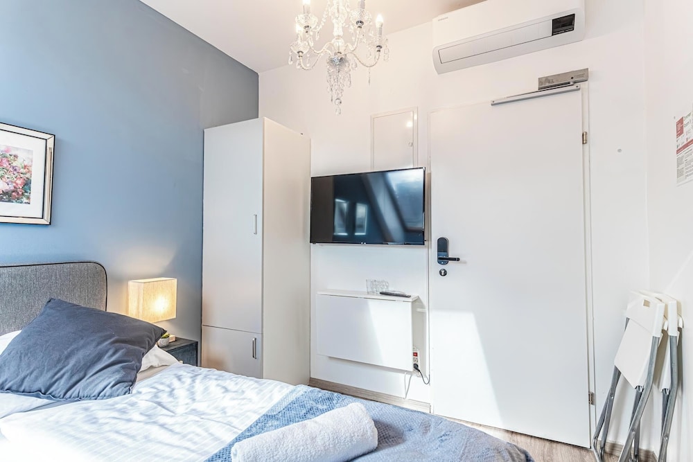 Stunning 12BR Floor For 24 People