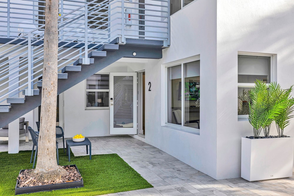 Beach Condo King Bed Lush Patio w BBQ Birch Key Two