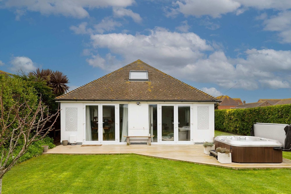 Beach House for 8 With hot tub Garden