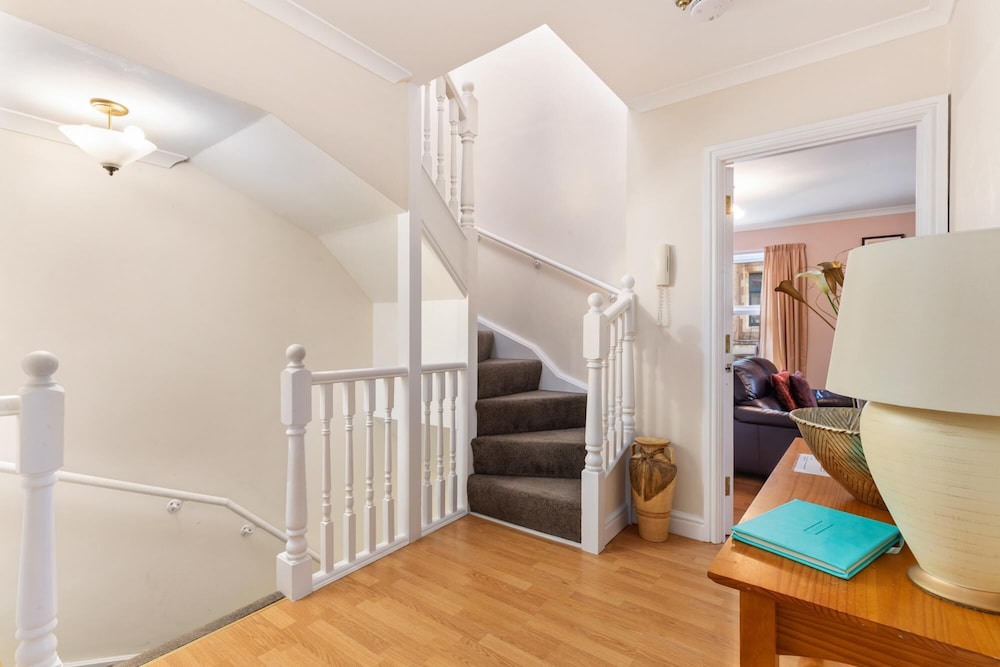 Arcadia House - Lovely Apartment Close to Beaches Harbour and Town Centre view 5