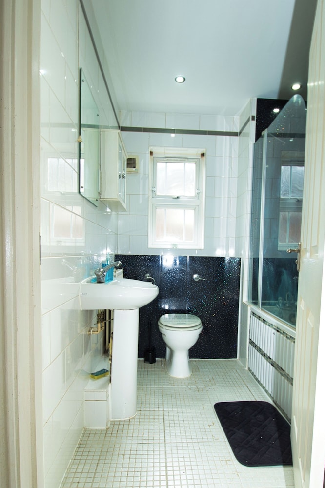 3 Bed Semi - Sleeps 5 - Parking - Pets - Garden