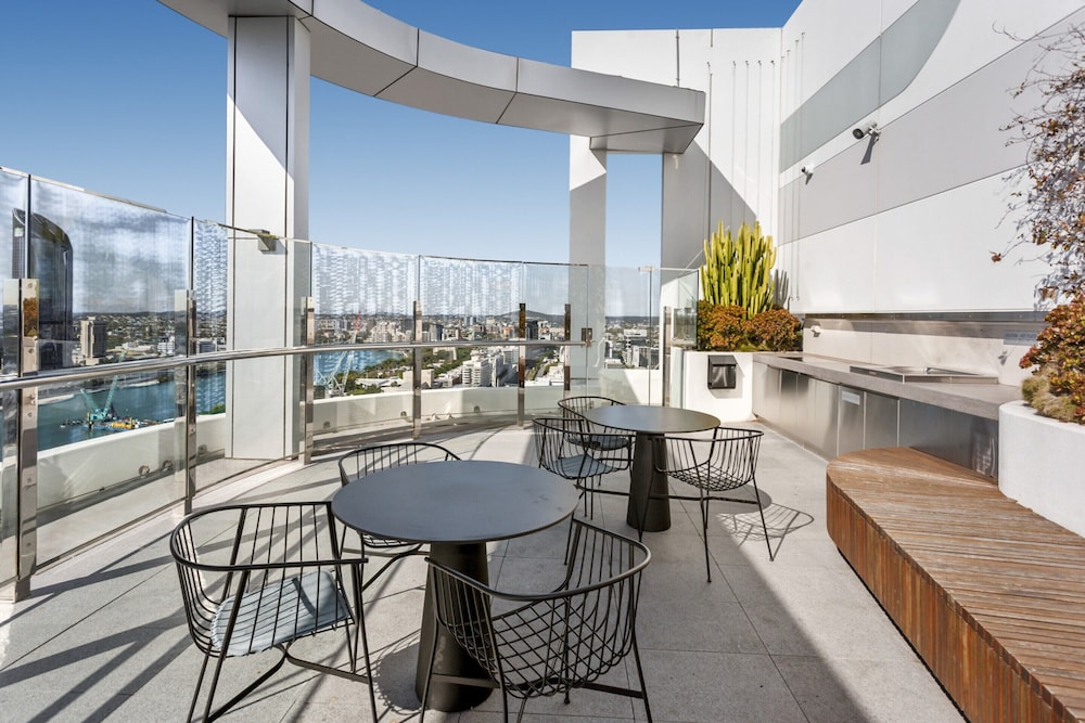 River-view Unit With Rooftop Pool Near Museums