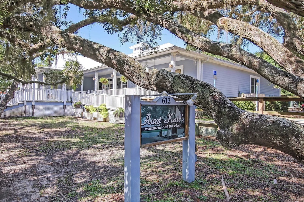 Serenity at Surfside by Avantstay Pool, Porches, Fire Pit & Arcade Near Vilano Beach