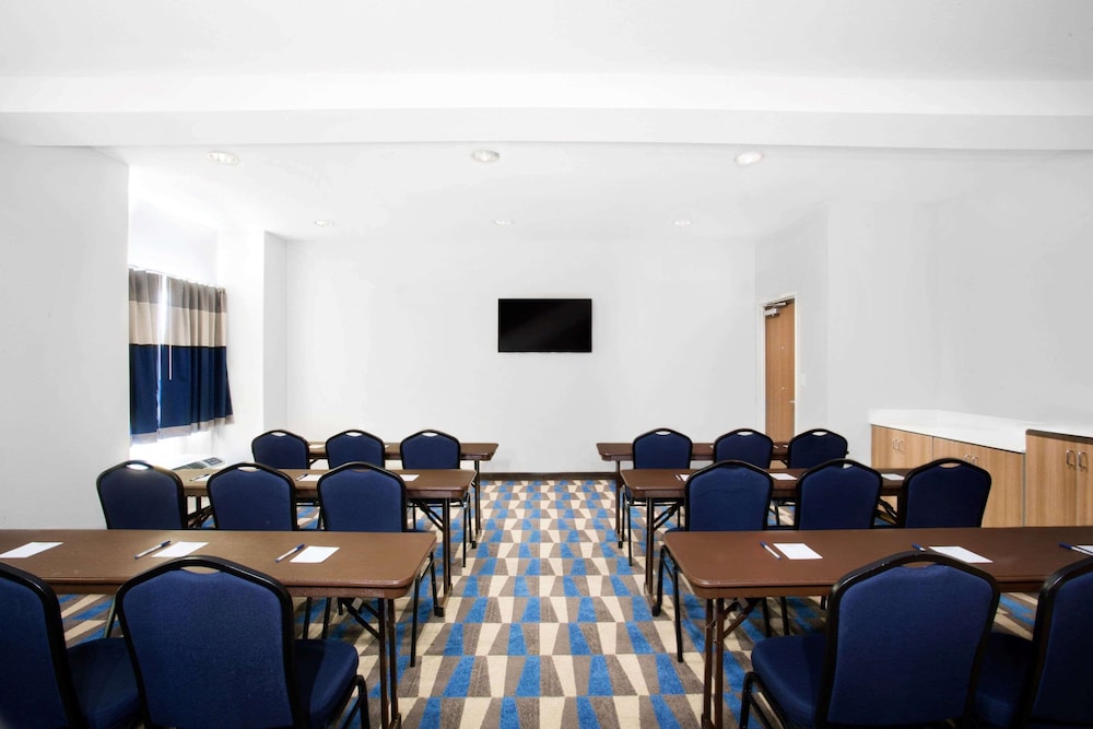 Vernal Vacations - Microtel by Wyndham Vernal / Naples - Property Image 11