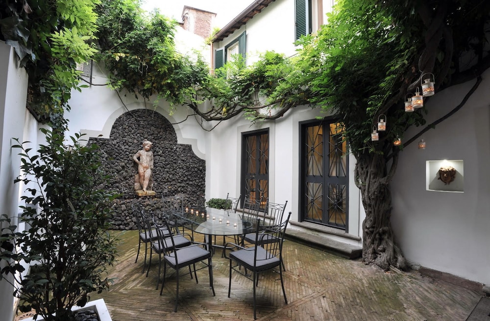 La Palazzina Santa Dorotea Splendid Rome Townhouse With Courtyard Garden