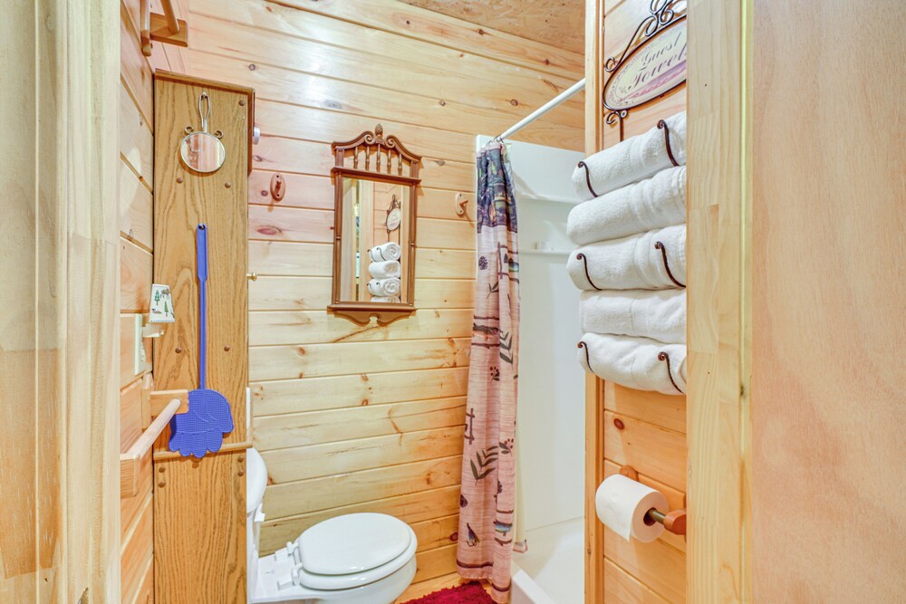 8 Mi to Tellico Plains: House & Cabin Near Trails!