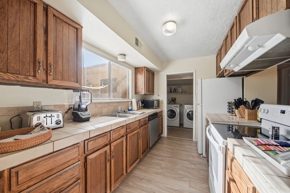 Albuquerque Escape Hot Tub + Atrium 4 Bedroom Home