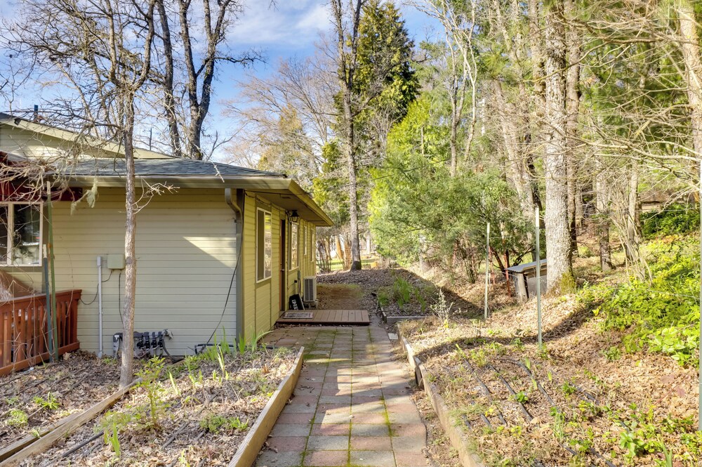 7 Mi to Clear Lake: Home w/ Peaceful Deck!