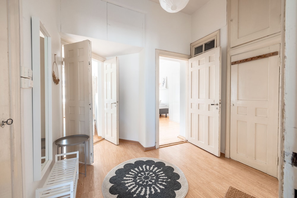 2ndhomes Spacious & Cozy 1BR Home view 2