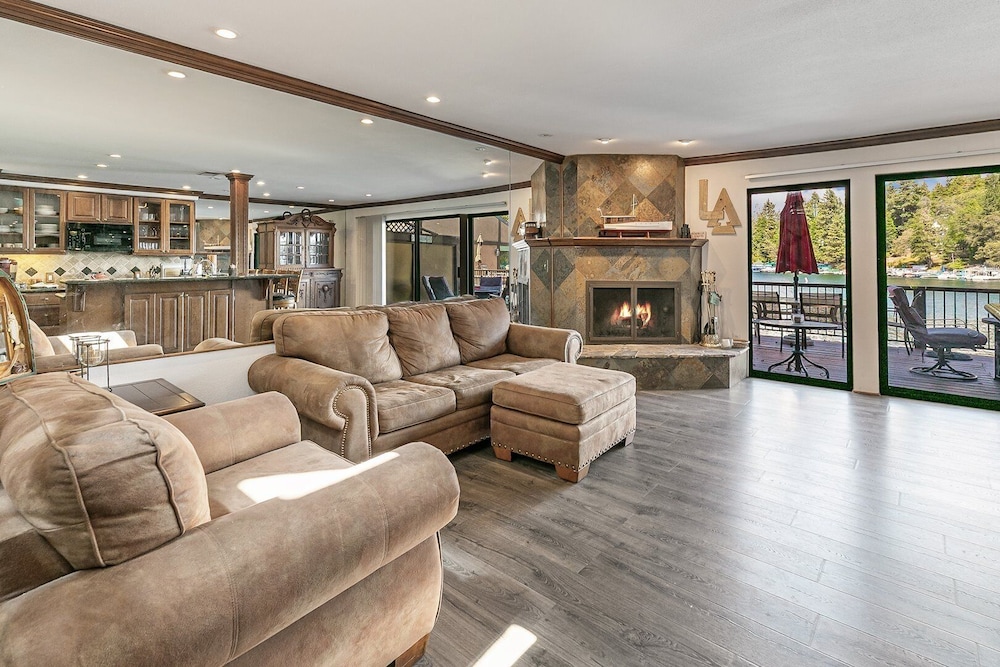 Lakeside Comfort 3 Bedroom Condo
