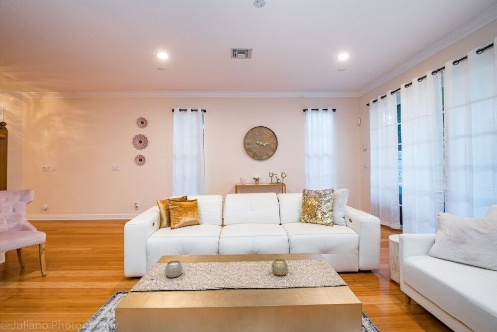 Las Olas Maison De Ville 3 Bedroom Townhouse by RedAwning - Image 1